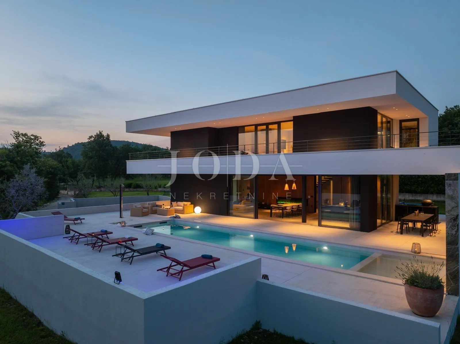 grožnjan, zadivljujuća luksuzna dizajnerska villa - slika 10