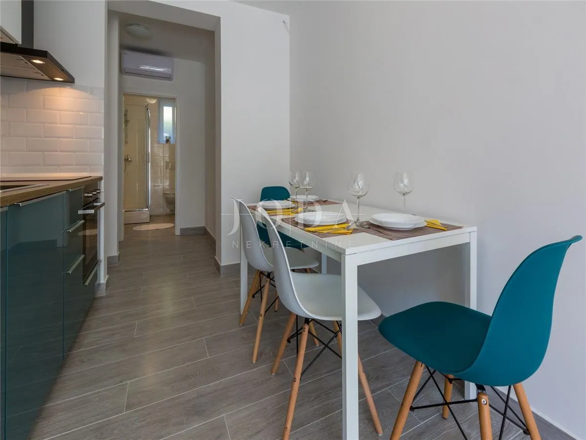 dramalj, novouređena kuća s pet apartmana i bazenom - slika 7