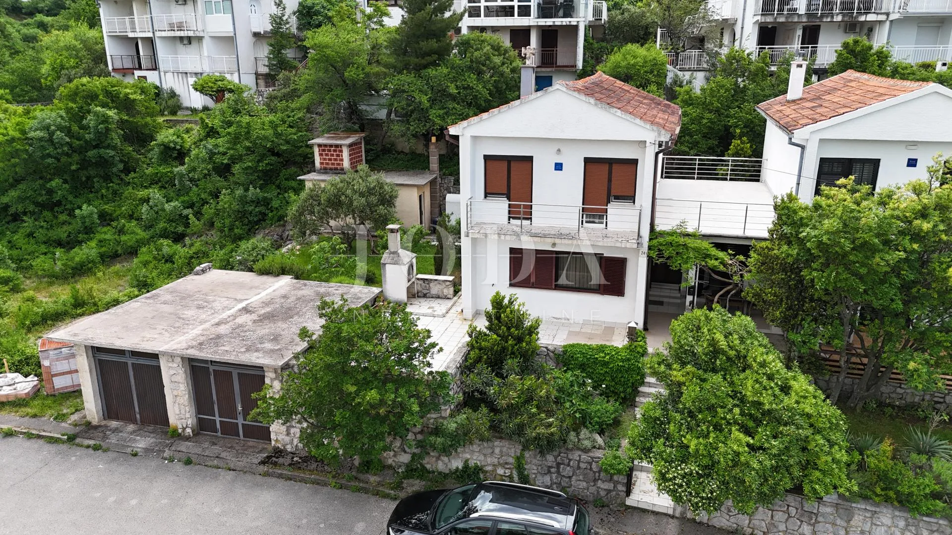 kuća s pogledom na more i dvjema garažama – klenovica - slika 7