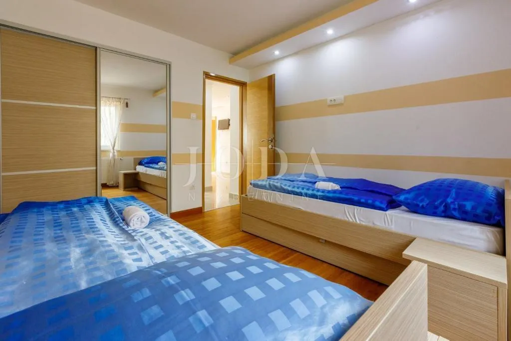 kuća s bazenom na prodaju u bribiru – 4 spavaće sobe, kamin, okućnica, parking | kvarner - slika 2