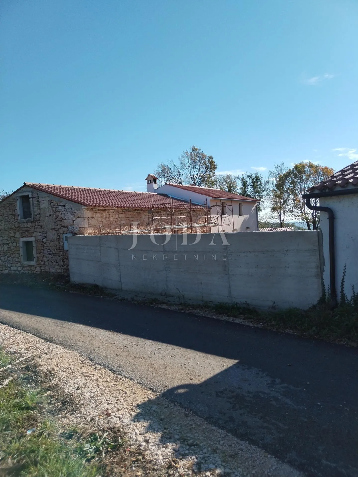 barban, okolica stancija sa dvije kuće, pomoćnim objektom i bazenom - slika 6