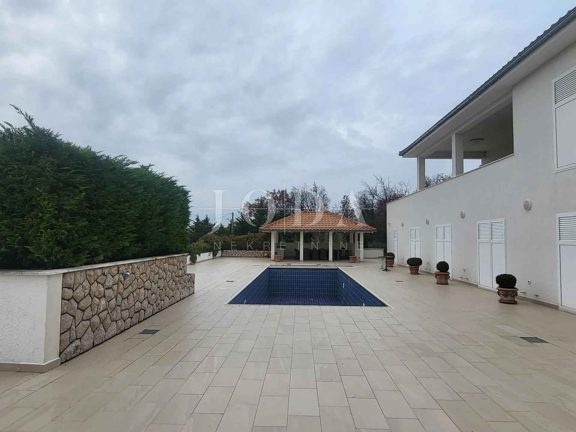 2 vile s bazenom + poslovni prostor na jednoj parceli od 2.700 m2 - slika 43