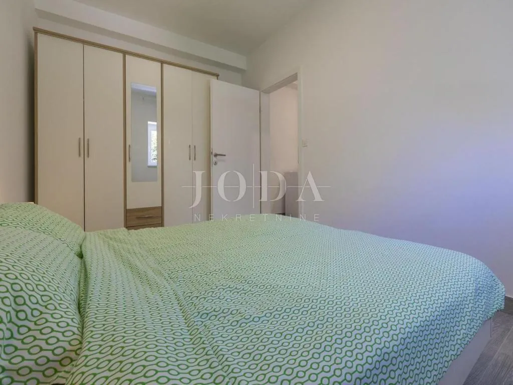 dramalj, novouređena kuća s pet apartmana i bazenom - slika 20