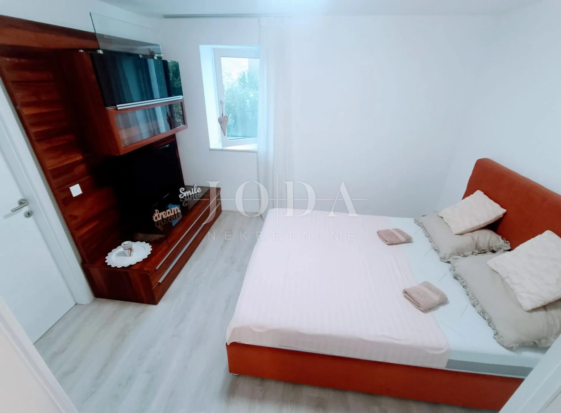 renovirana kuća kompletno opremljena,valtura - slika 10