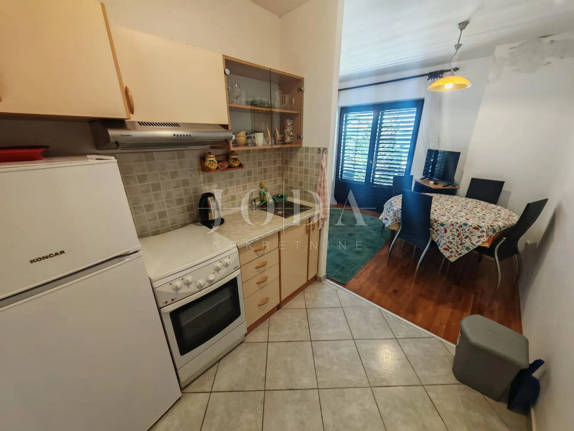 kuća 2. red od mora sa 4 apartmana - slika 24