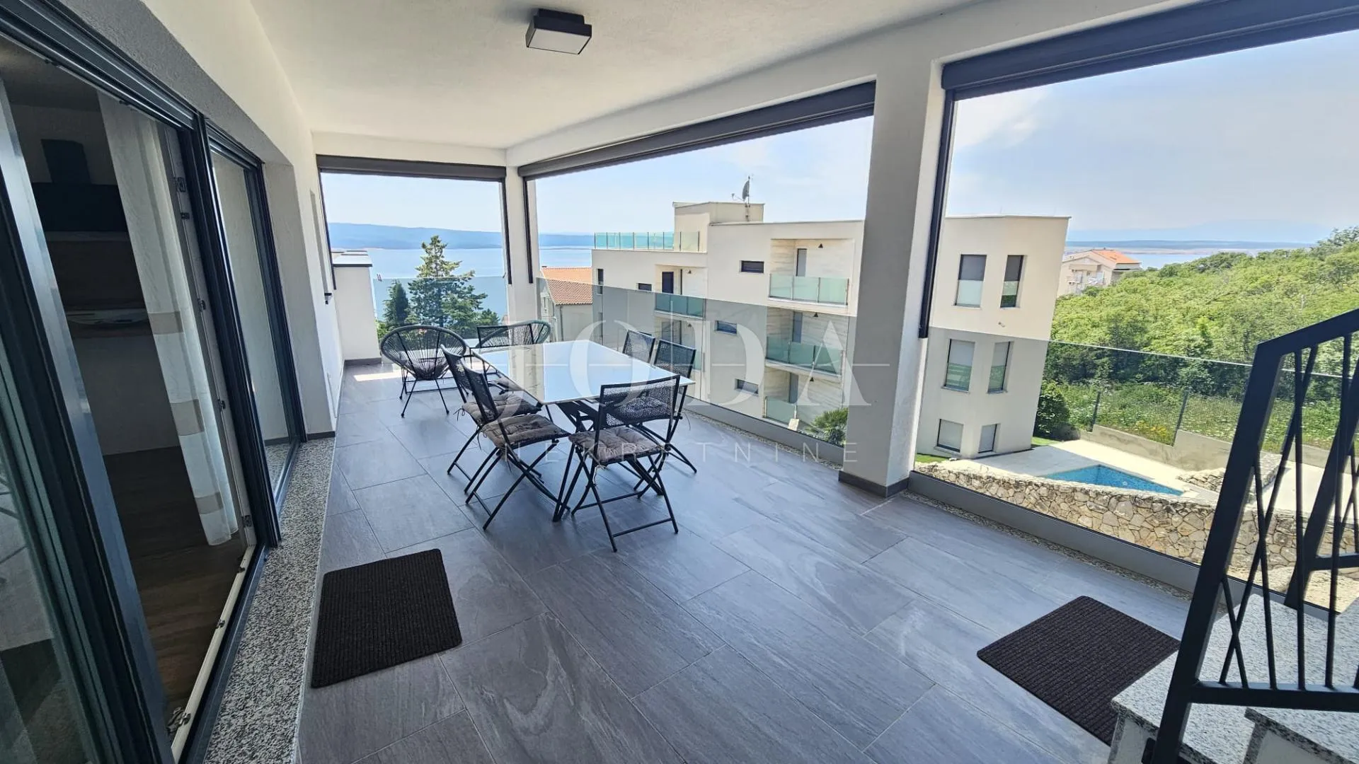 dramalj penthouse sa garažom i zasebnim apartmanom - slika 14