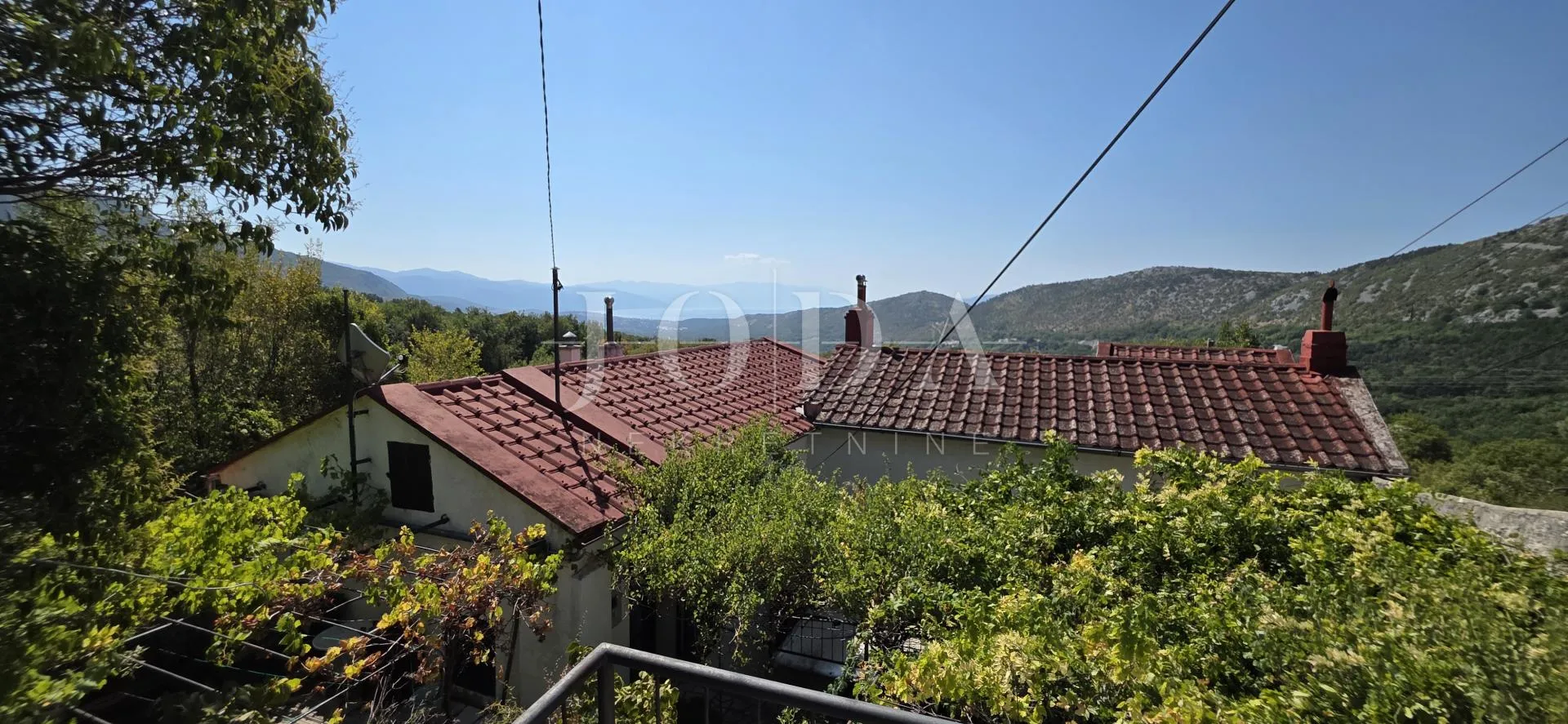 bribir: kamena kuća s pogledom na more i okućnicom - slika 37