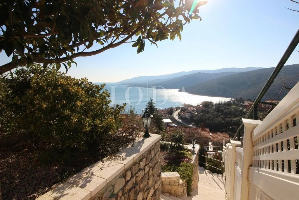 rabac, kuća sa četiri stambene jedinice, te predivnim pogledom na more - slika 5