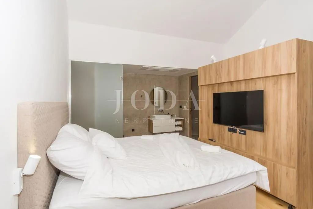 jedinstvena vila s bazenom - slika 29