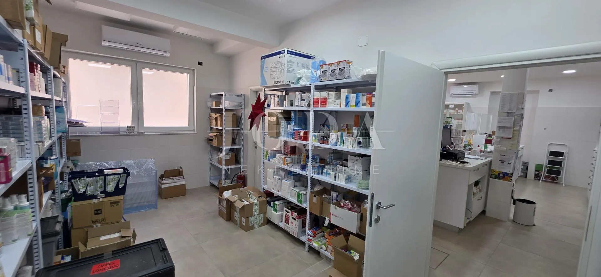 poslovni prostor s uhodanim zakupcem (apoteka) – 103 m², prizemlje, parking, top lokacija dramalj - slika 8