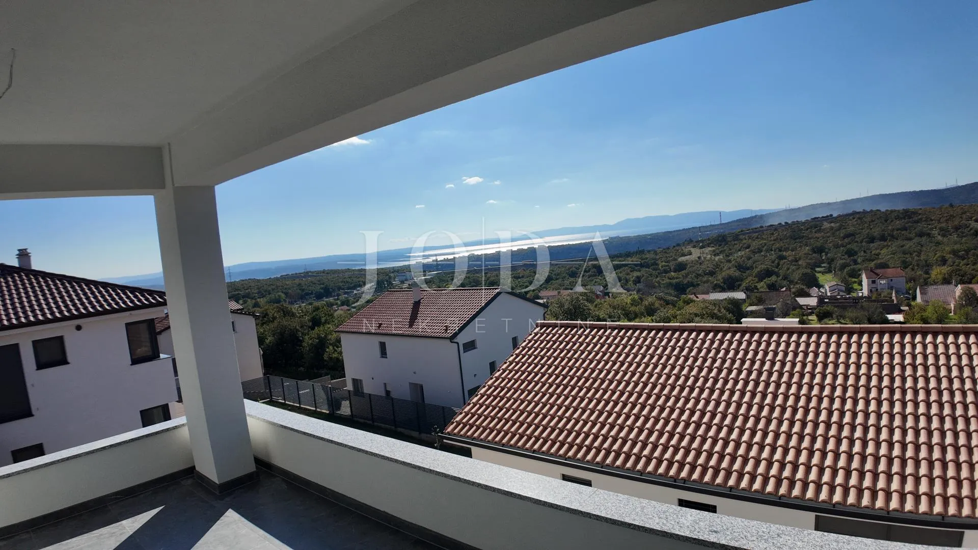 kuća sa tri stana i bazenom - slika 28