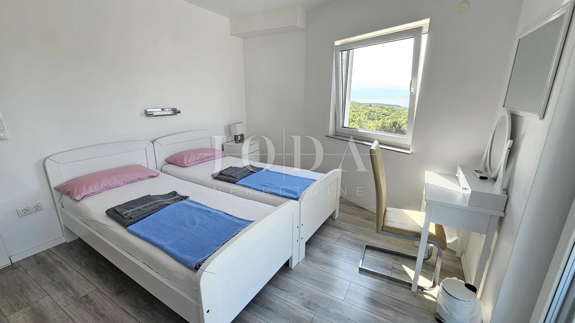 moderna kuća sa bazenom, garažom i dva stana - slika 13
