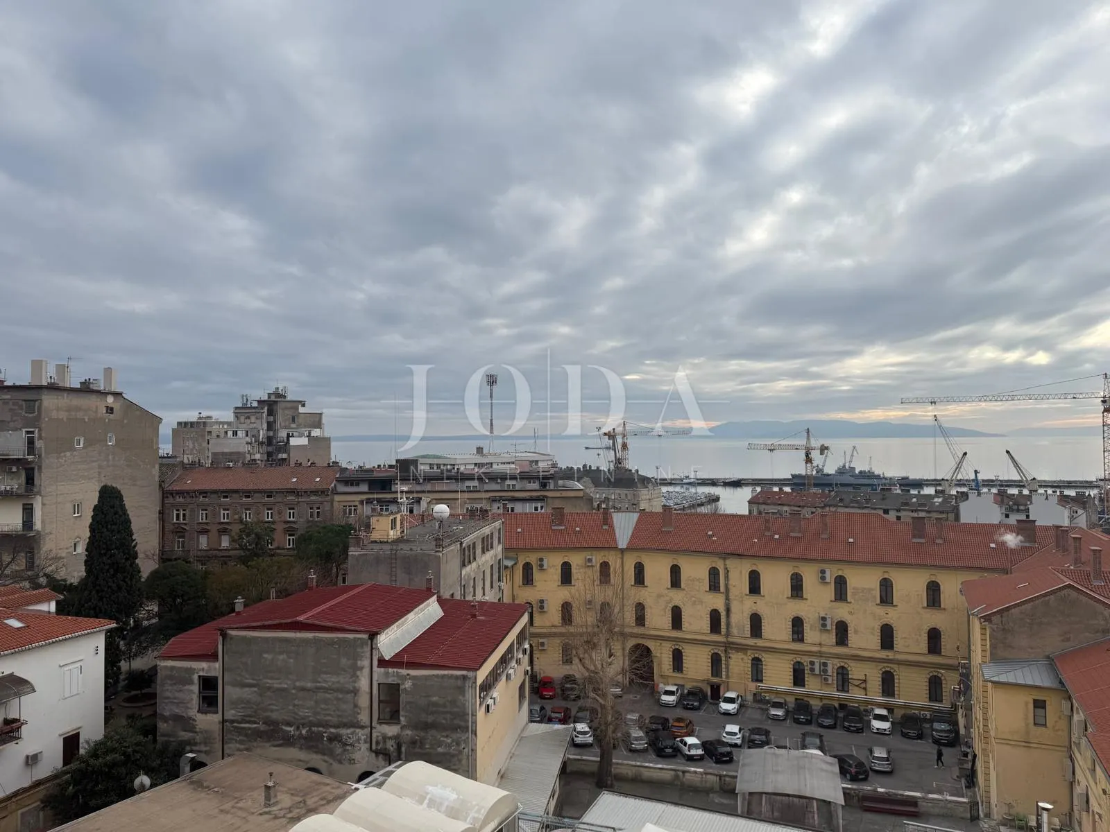 Dvosobni stan 62 m² – Stari grad Rijeka, balkon i pogled, par minuta od Korza