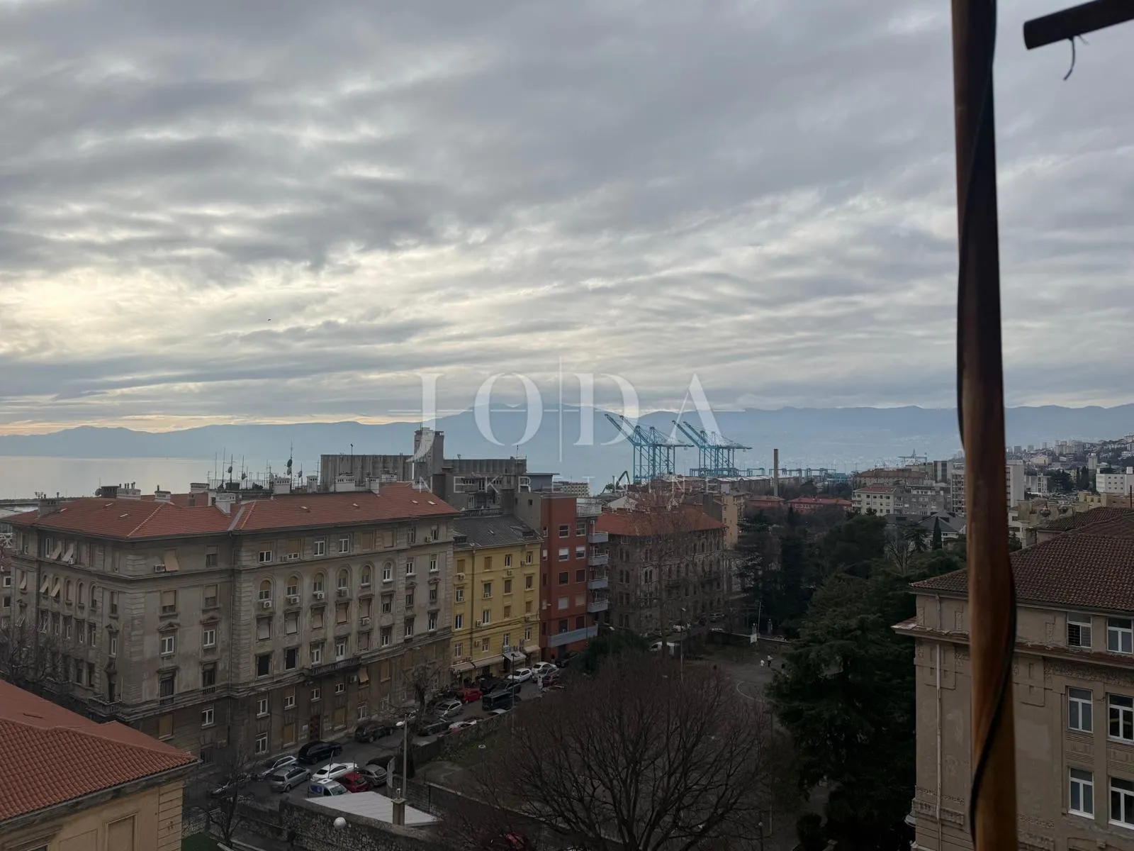 dvosobni stan 62 m² – stari grad rijeka, balkon i pogled, par minuta od korza - slika 2
