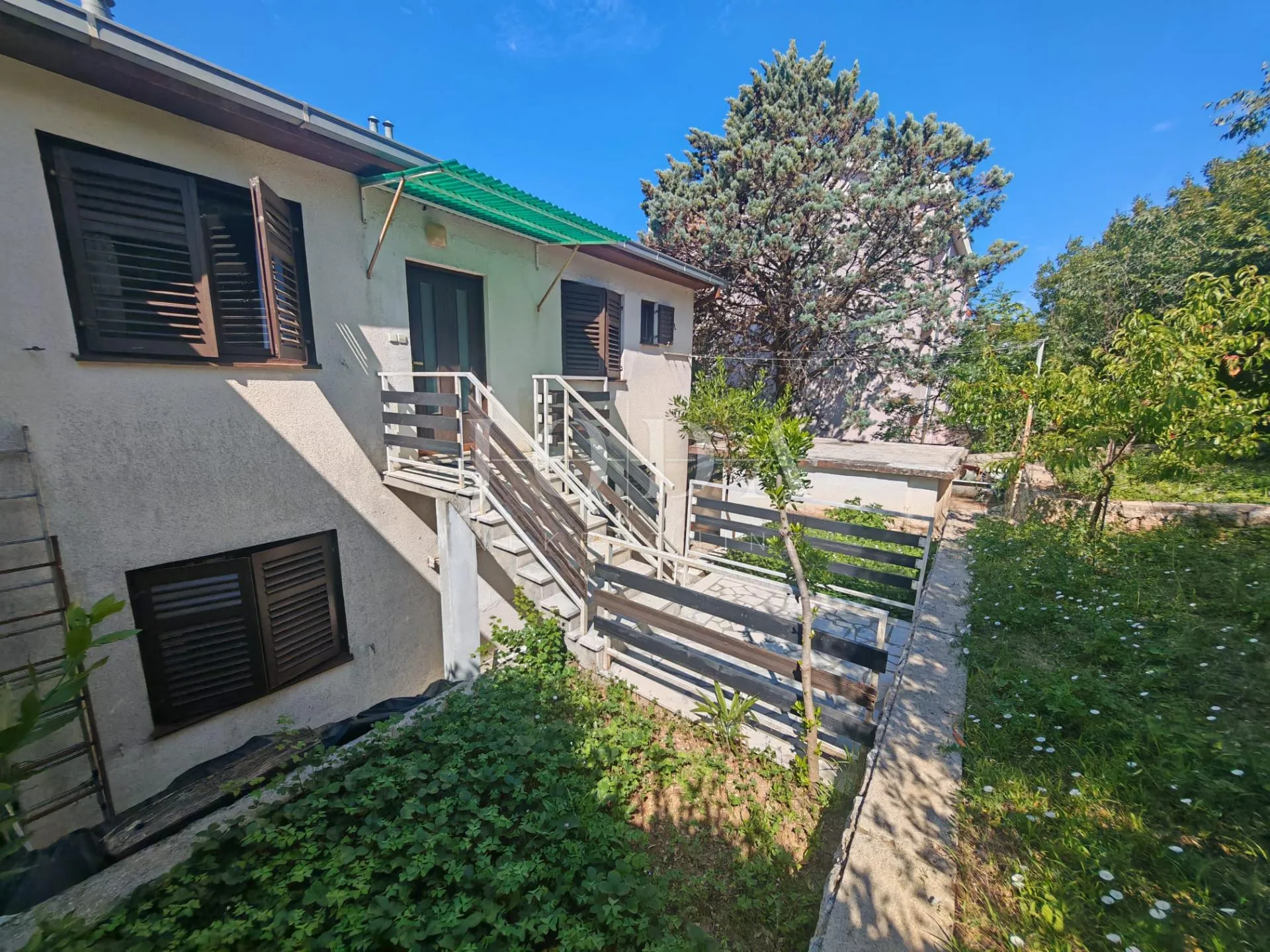kuća 2. red od mora sa 4 apartmana - slika 7