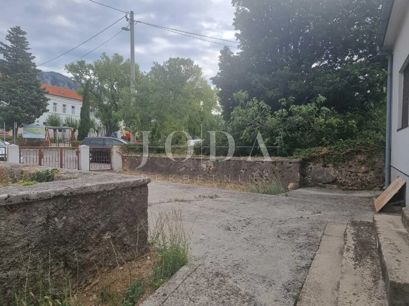 tribalj, kuća,gospodarska zgrada, prostrana okućnica i oranica - slika 25