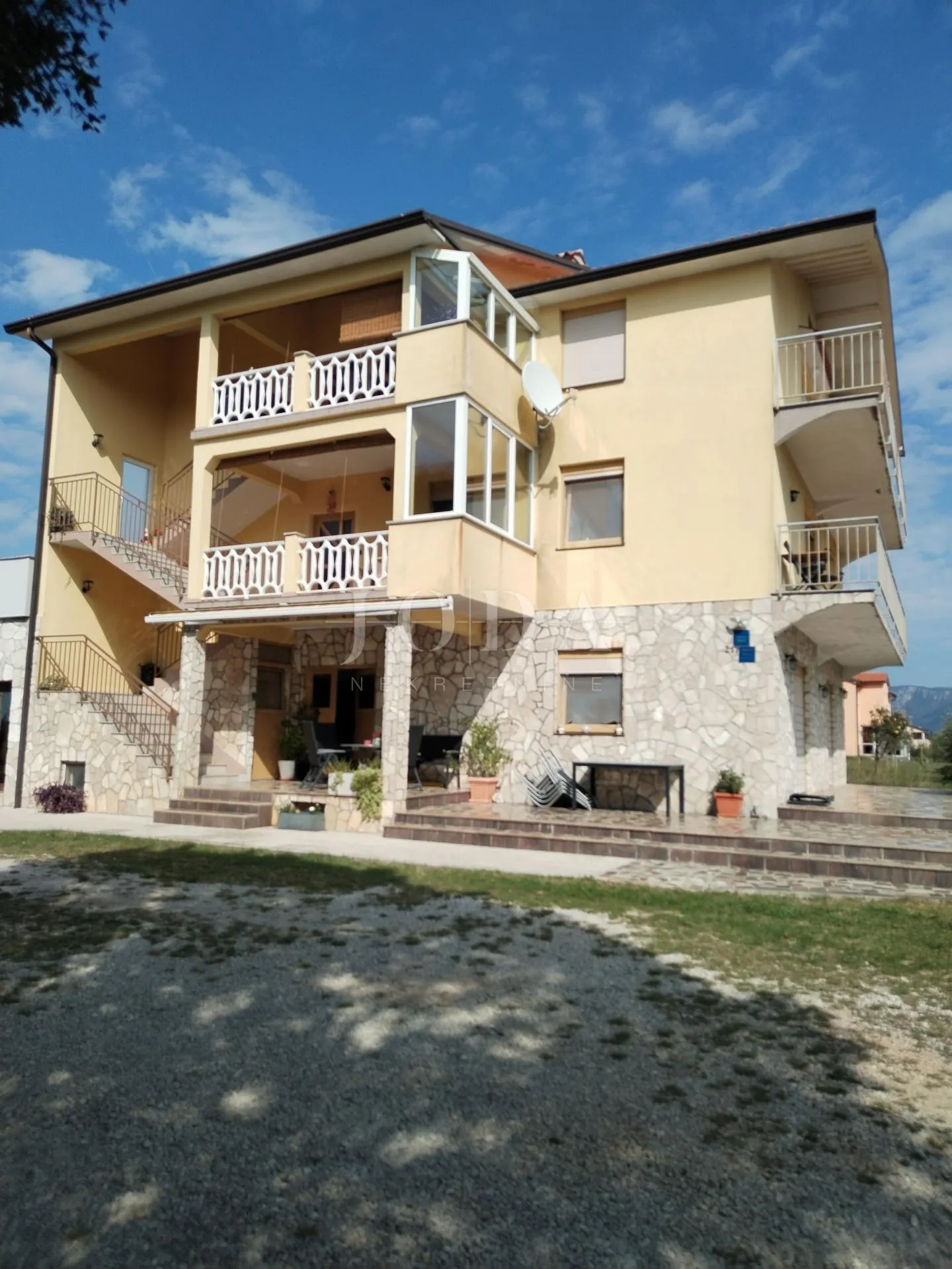 labin, okolica, kuća s dva stana i poslovnim prostorom - slika 4