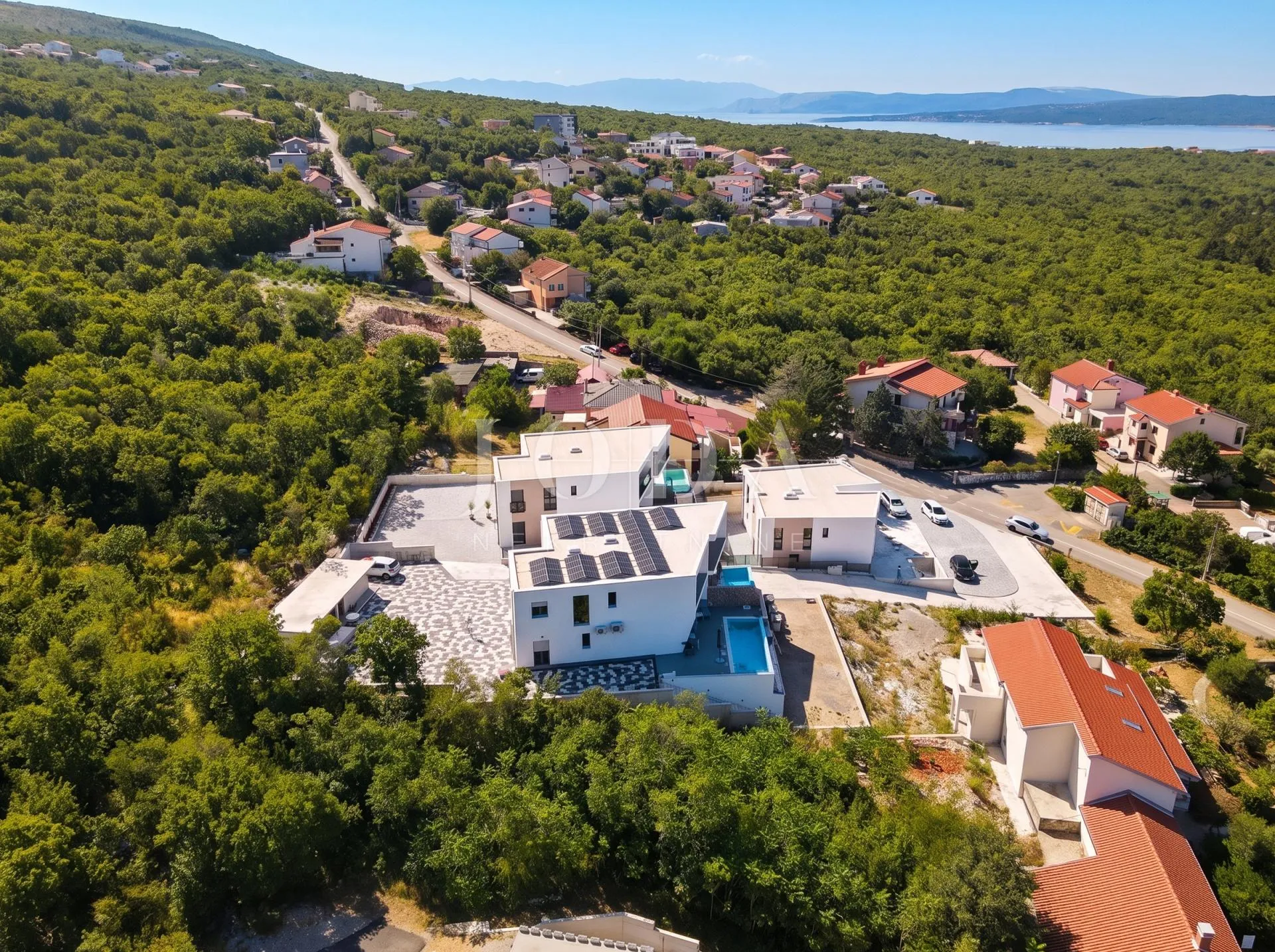 jadranovo, moderna dvojna kuća s bazenom - slika 24