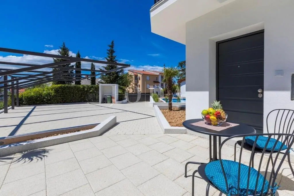 dramalj, novouređena kuća s pet apartmana i bazenom - slika 34