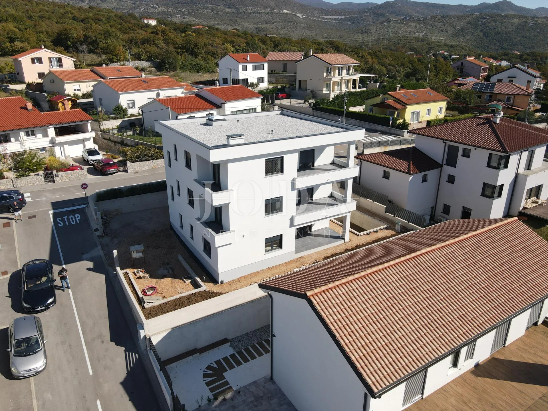 kuća sa tri stana i bazenom - slika 3