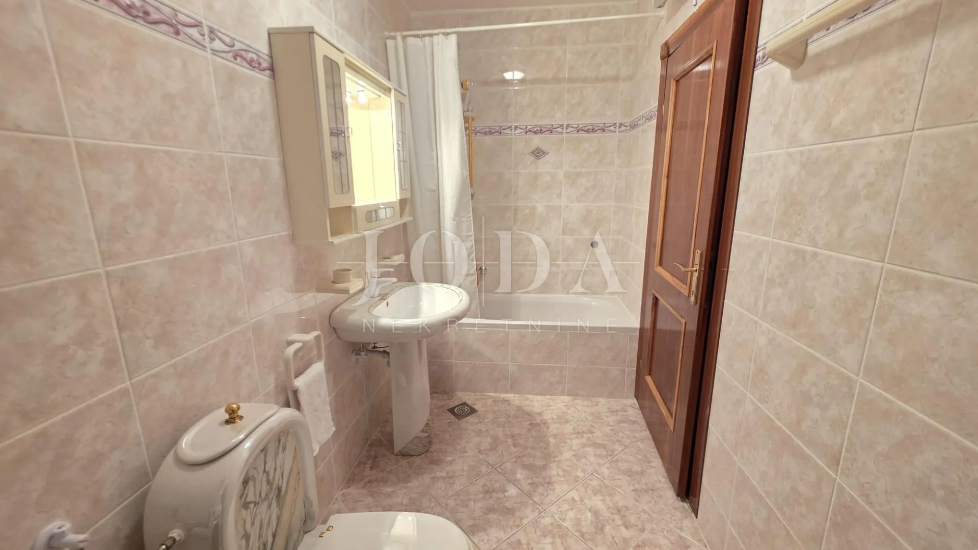 jadranovo dvosobni stan 150m od mora - slika 14