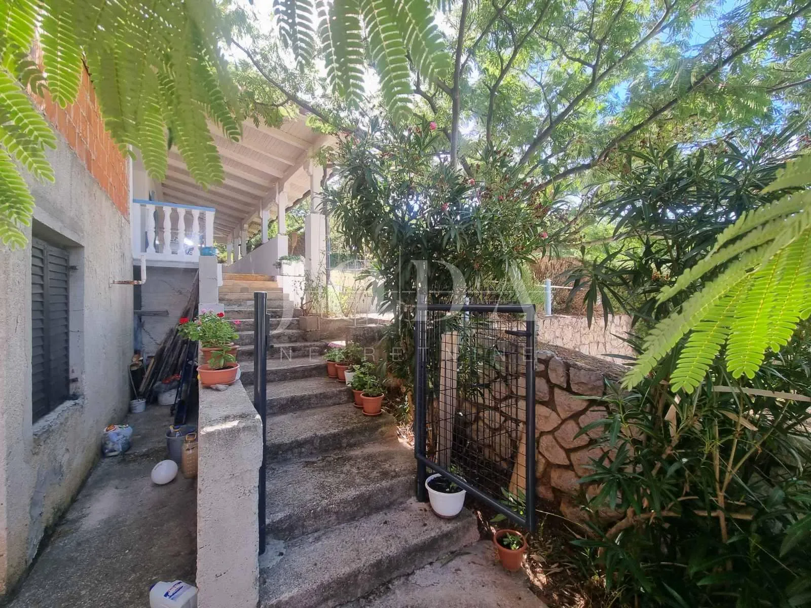 klenovica, kuća sa tri stambene jedinice - slika 8