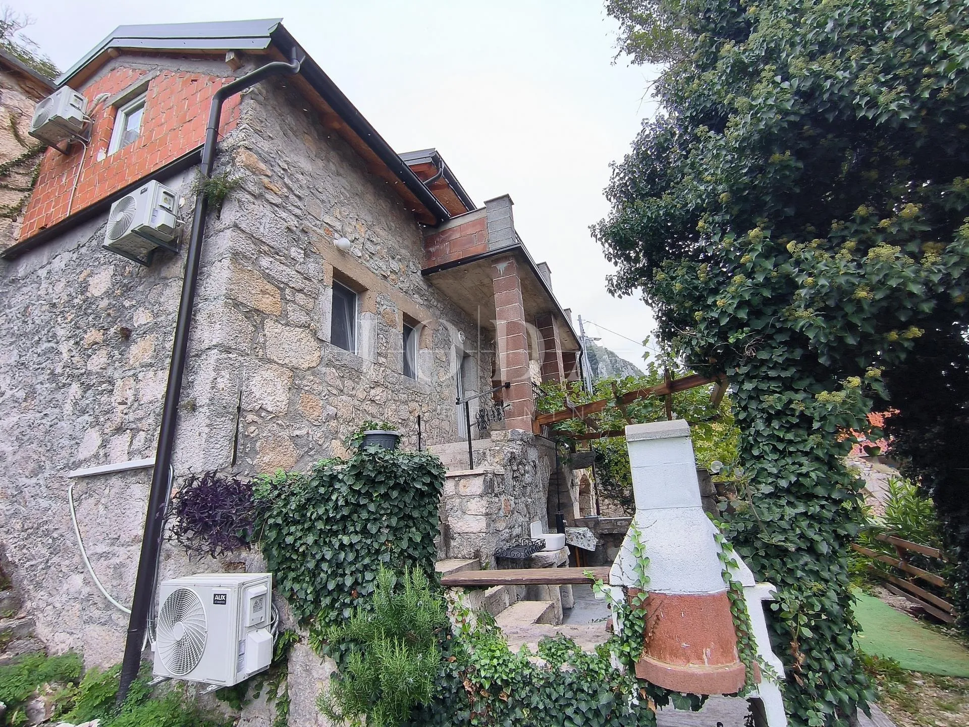 kuća sa dva adaptirana apartmana - slika 5
