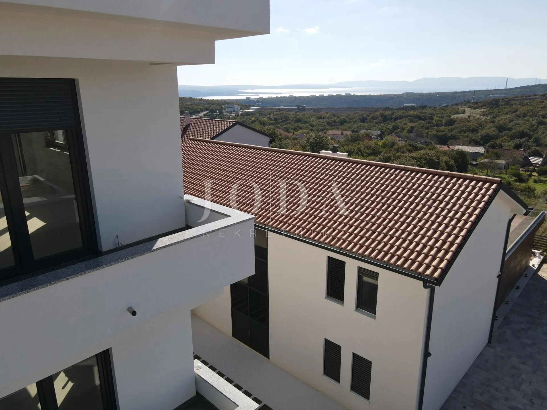 kuća sa tri stana i bazenom - slika 11