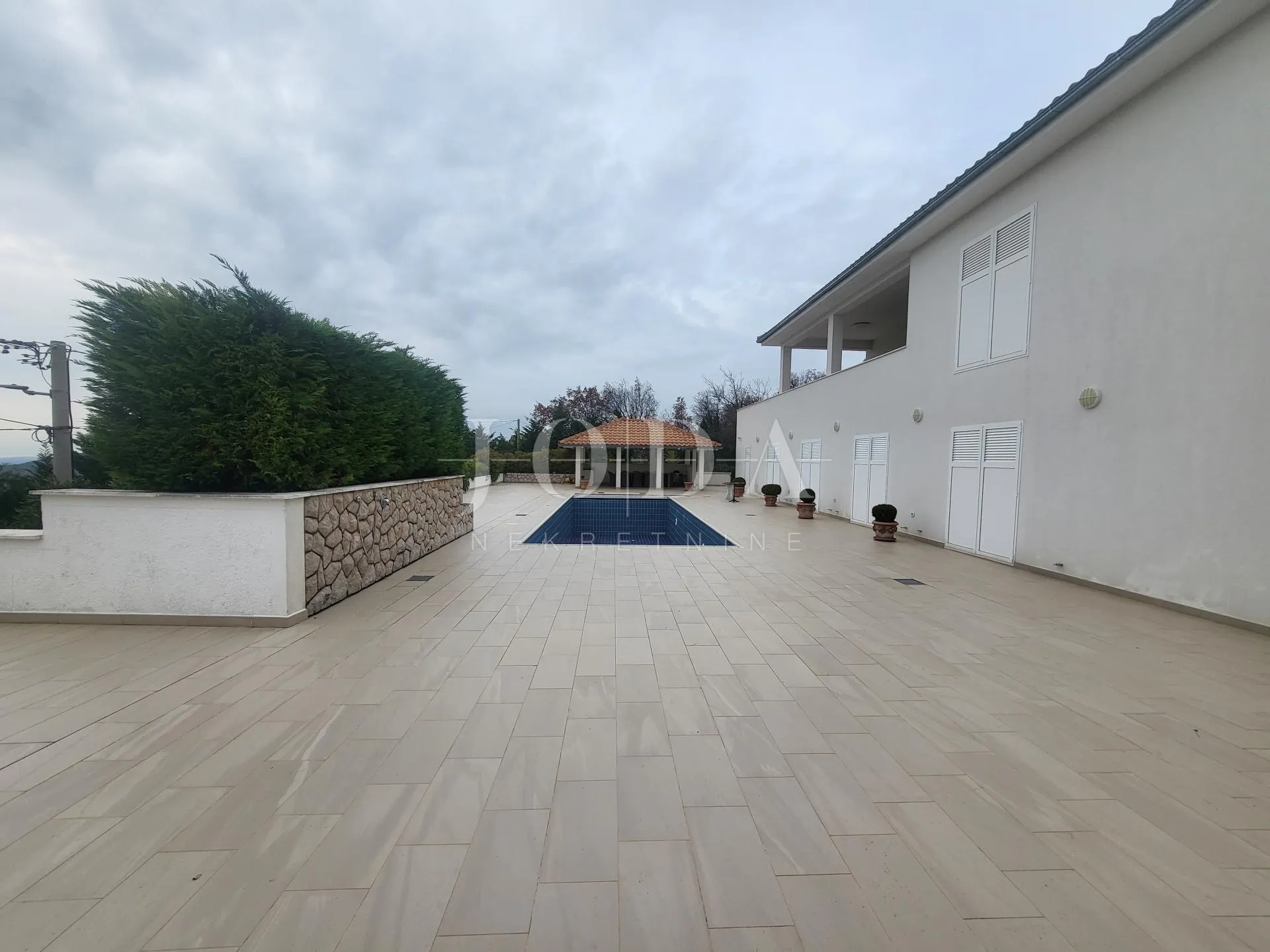 2 vile s bazenom + poslovni prostor na jednoj parceli od 2.700 m2 - slika 42