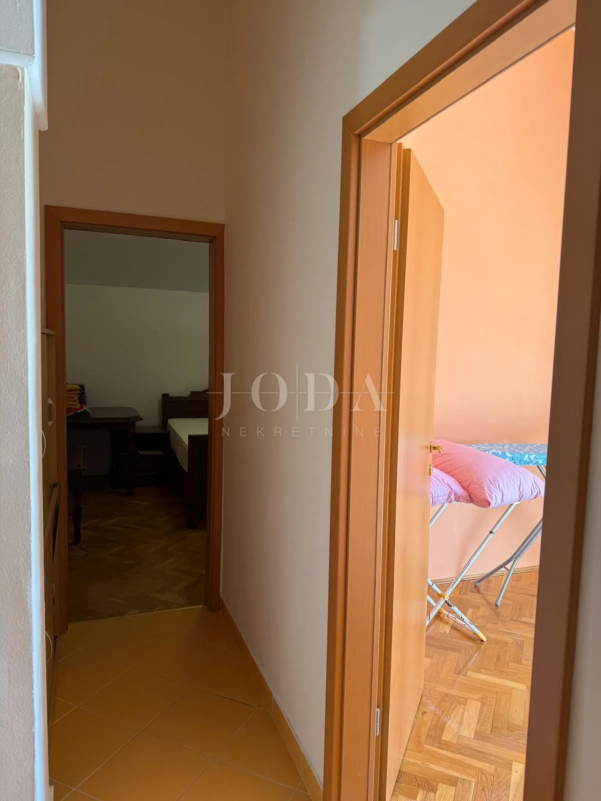 klenovica dvosobni stan 200m od mora - slika 10