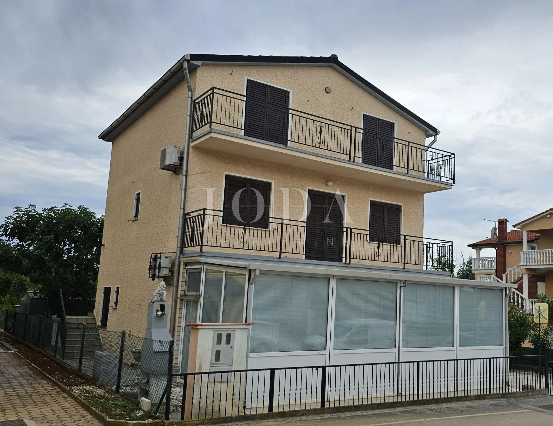 prostrana samostojeća kuća,novigrad okolica - slika 3