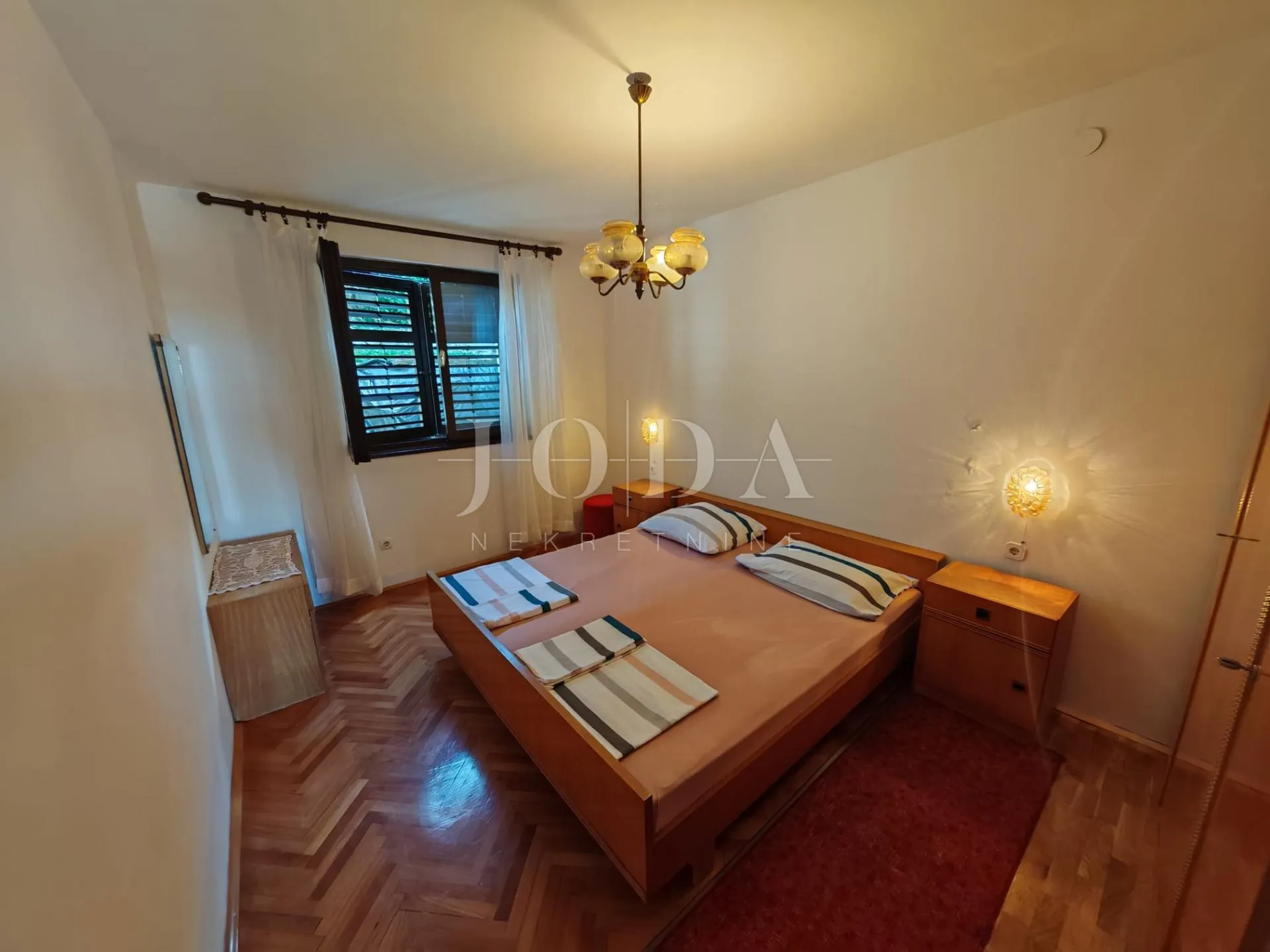 kuća 2. red od mora sa 4 apartmana - slika 26