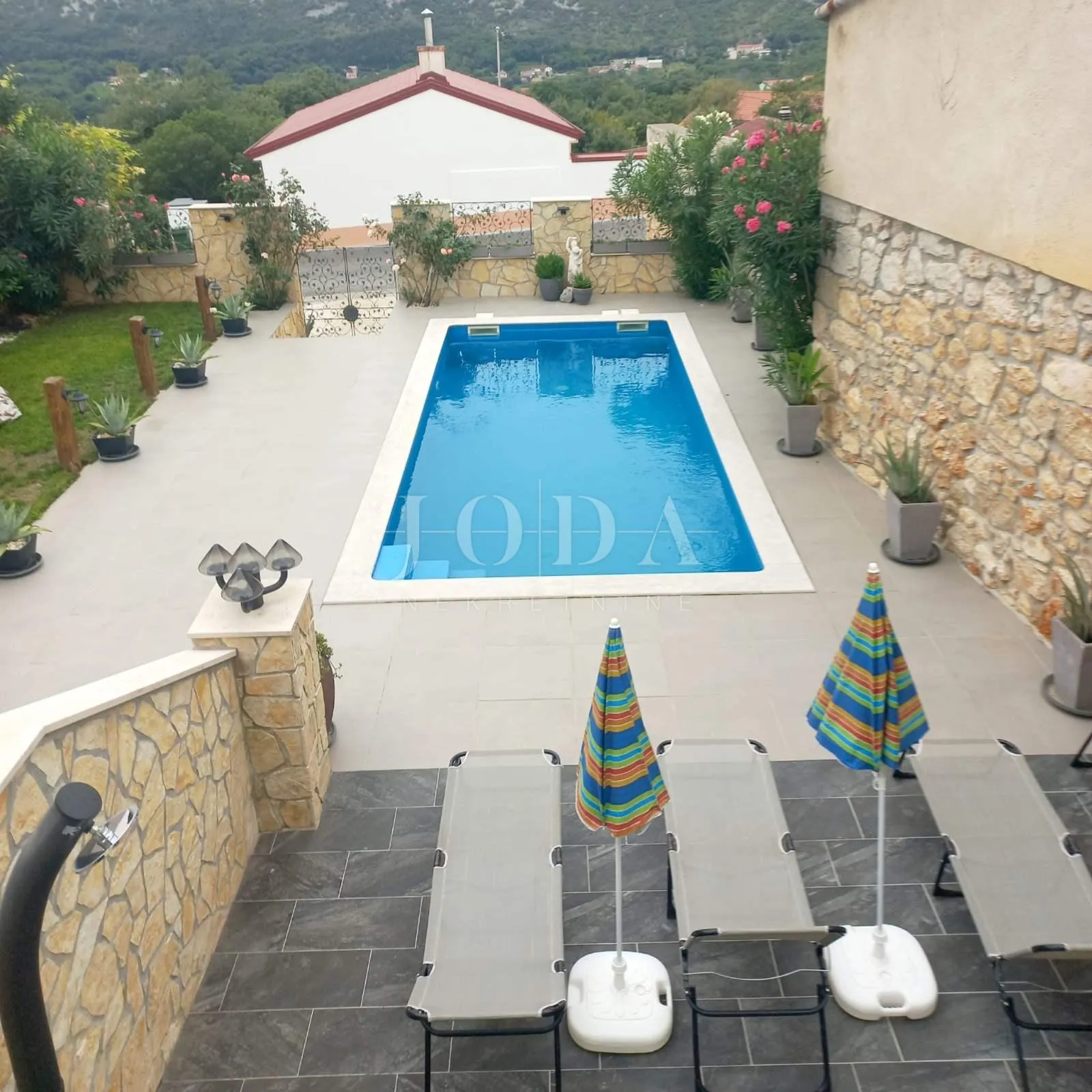 bribir, apartmanska kuća sa bazeom na prostranoj okućnici - slika 22