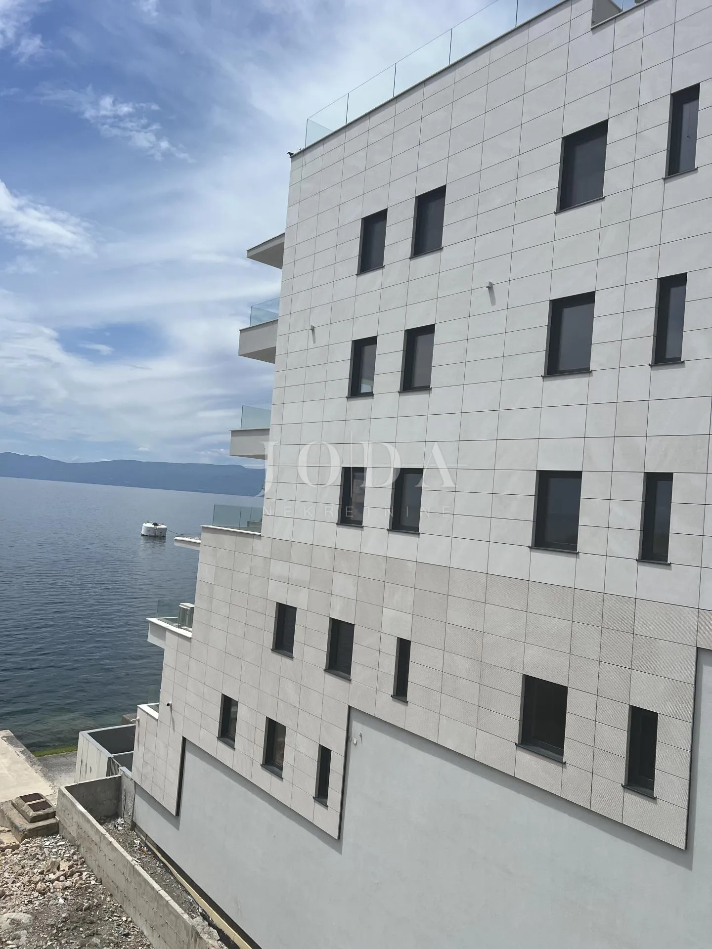 rijeka – pećine | luksuzan stan na 1. katu, prvi red do mora - slika 22