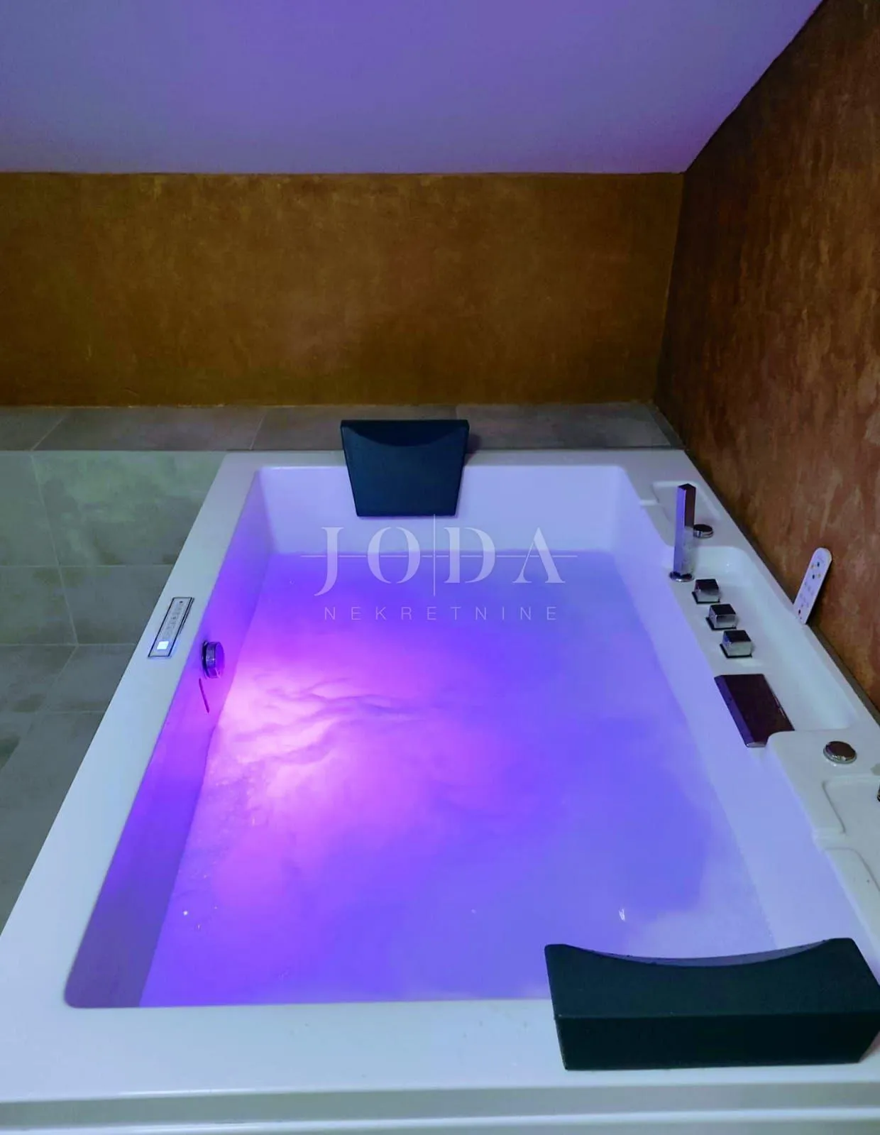 renovirana kuća kompletno opremljena,valtura - slika 22