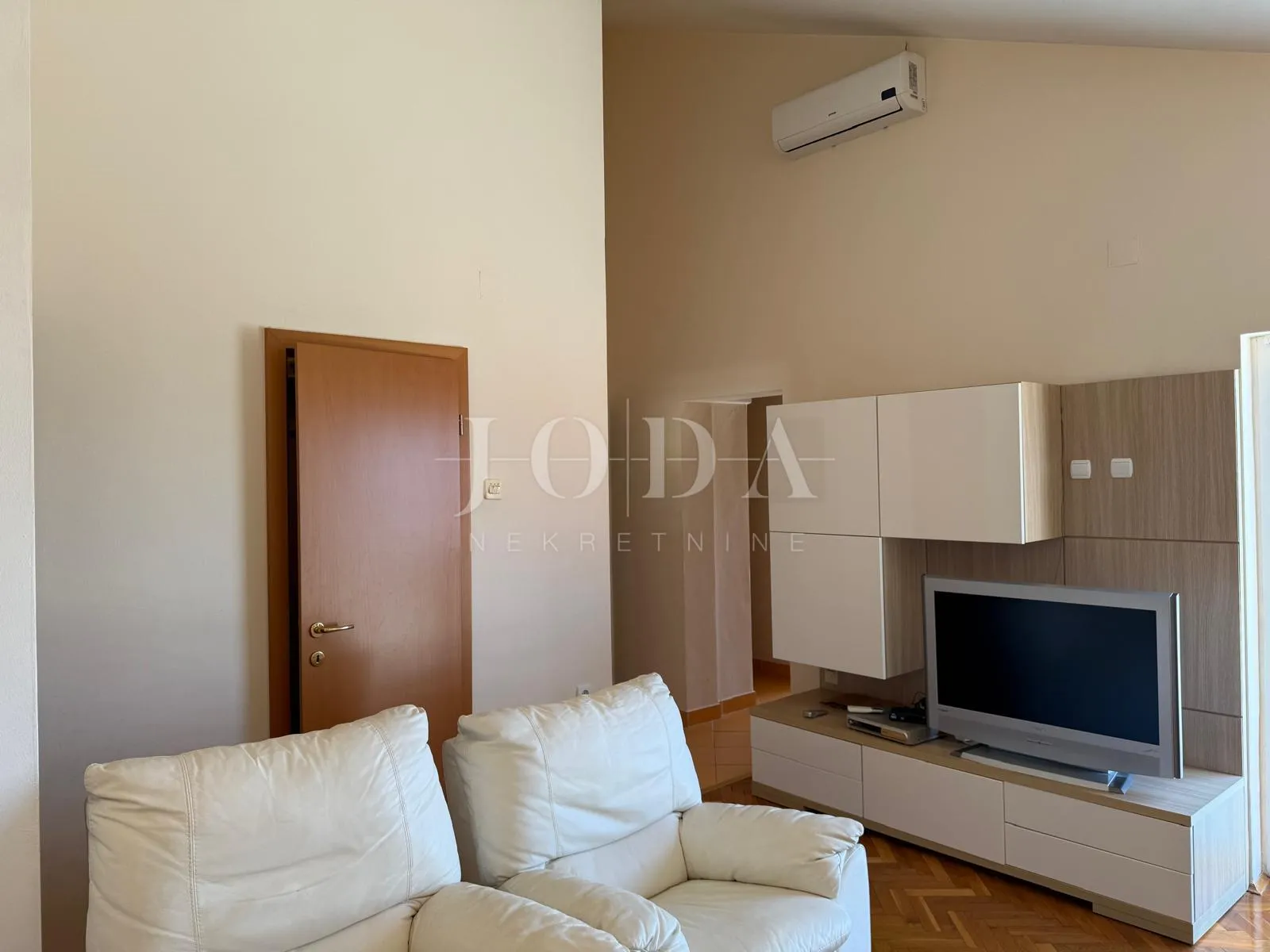 klenovica dvosobni stan 200m od mora - slika 5