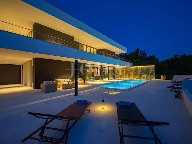 grožnjan, zadivljujuća luksuzna dizajnerska villa - slika 19