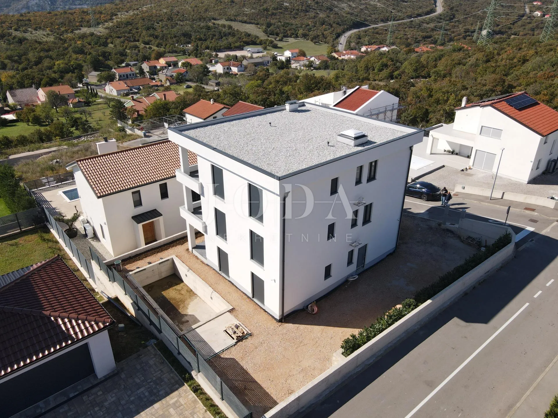 kuća sa tri stana i bazenom - slika 10