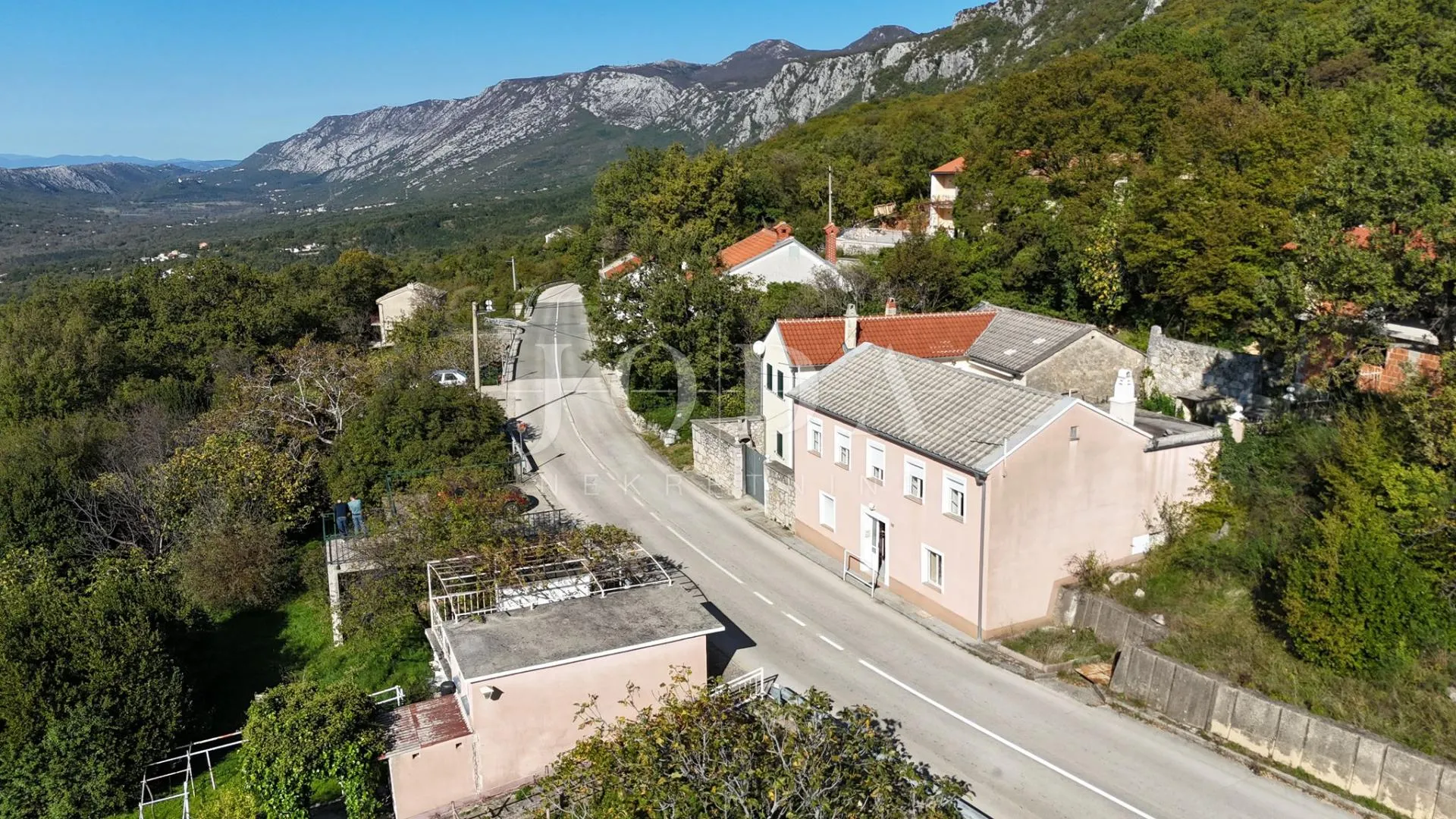 šarmantna kuća s pogledom na more u mirnom zaleđu crikvenice - slika 3