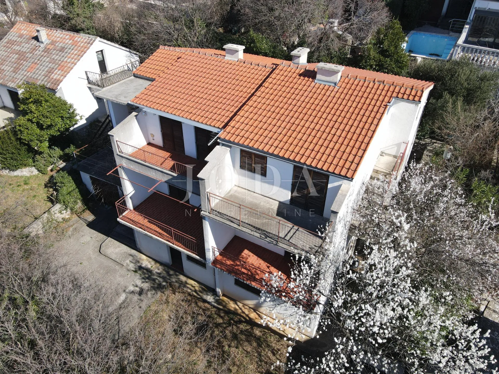 kuća sa 100m od mora sa 6 stambenih jedinica - slika 7