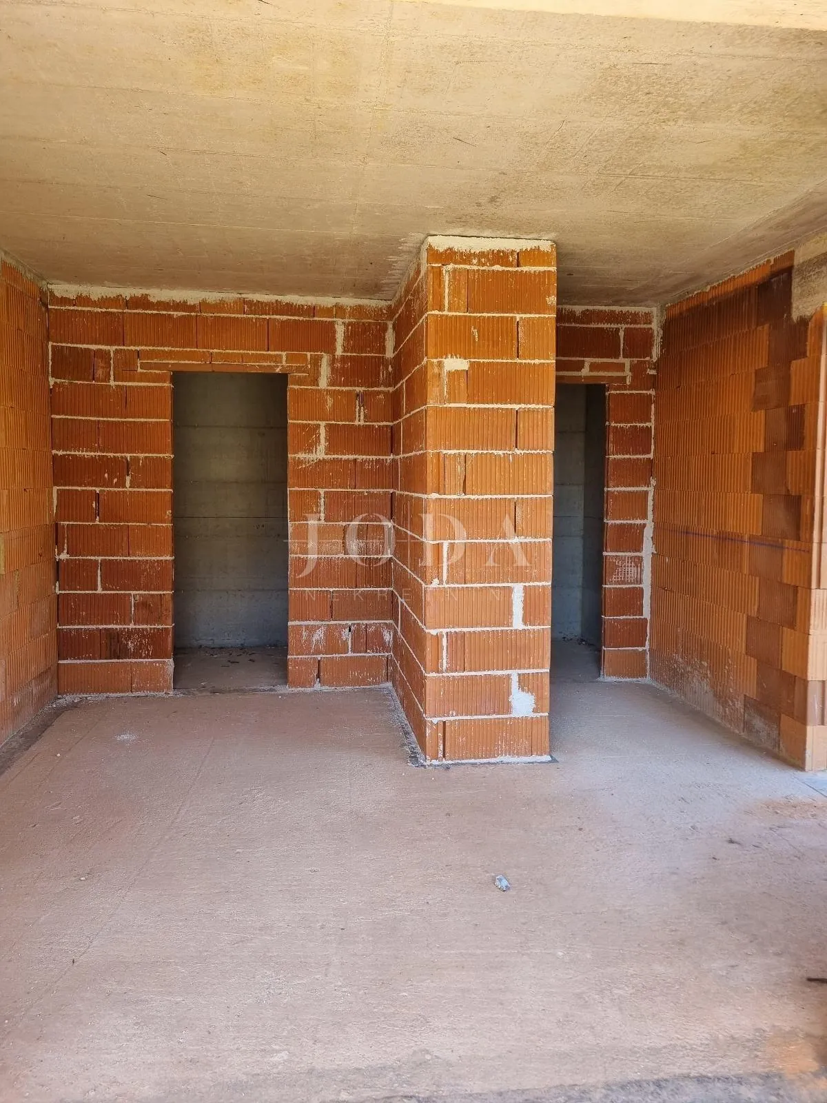 roh bau kuća sa bazenom,pazin okolica - slika 11