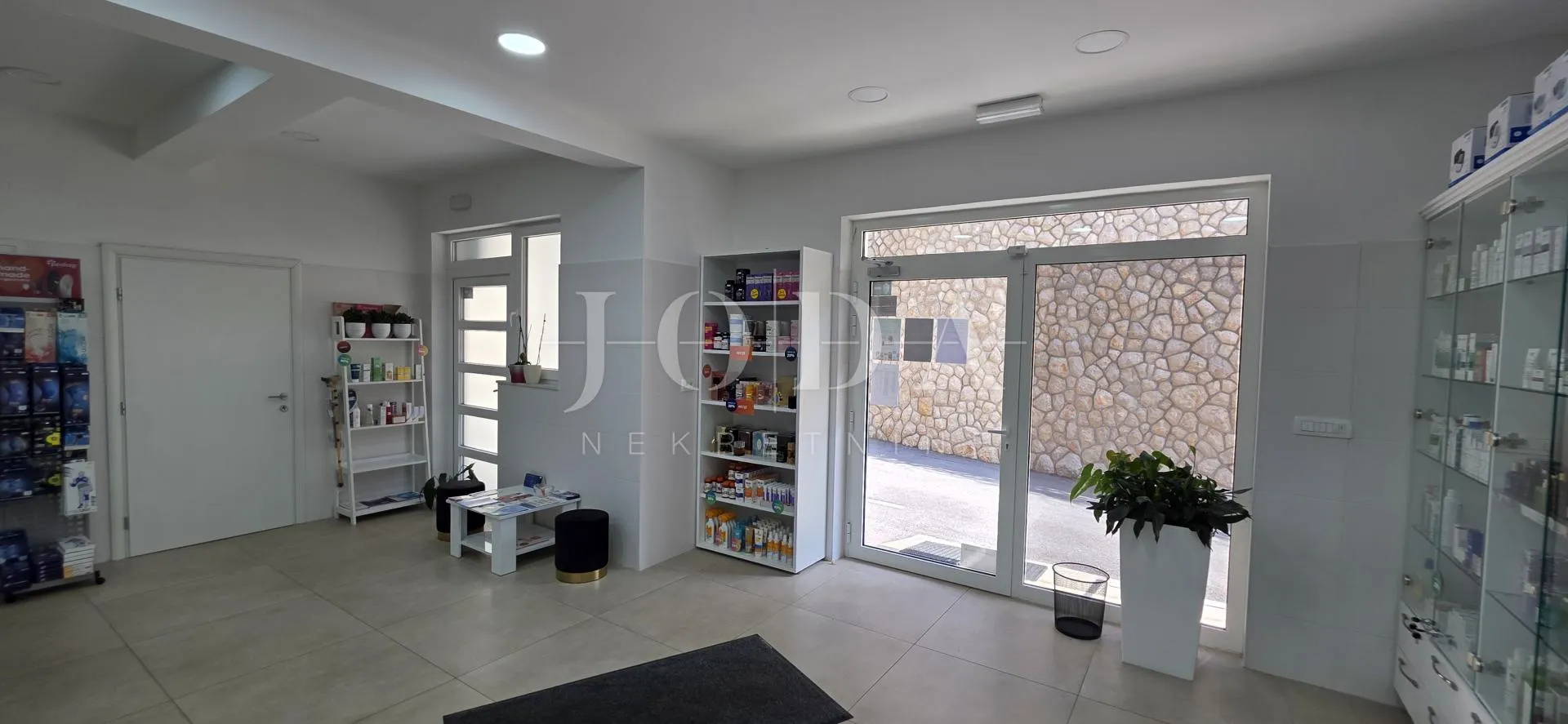 poslovni prostor s uhodanim zakupcem (apoteka) – 103 m², prizemlje, parking, top lokacija dramalj - slika 5