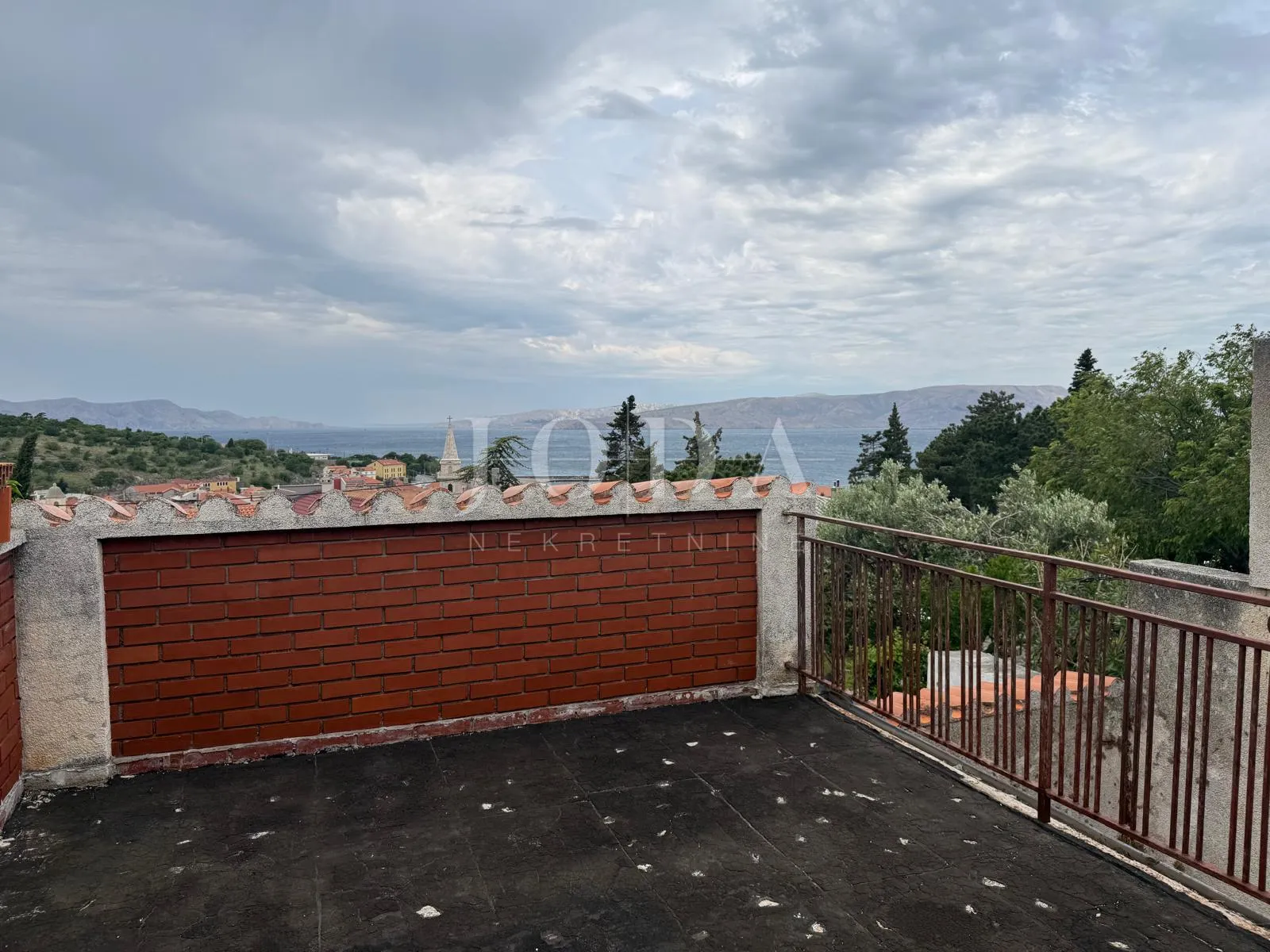 senj, kuća u nizu s terasom i pogledom na more - slika 4