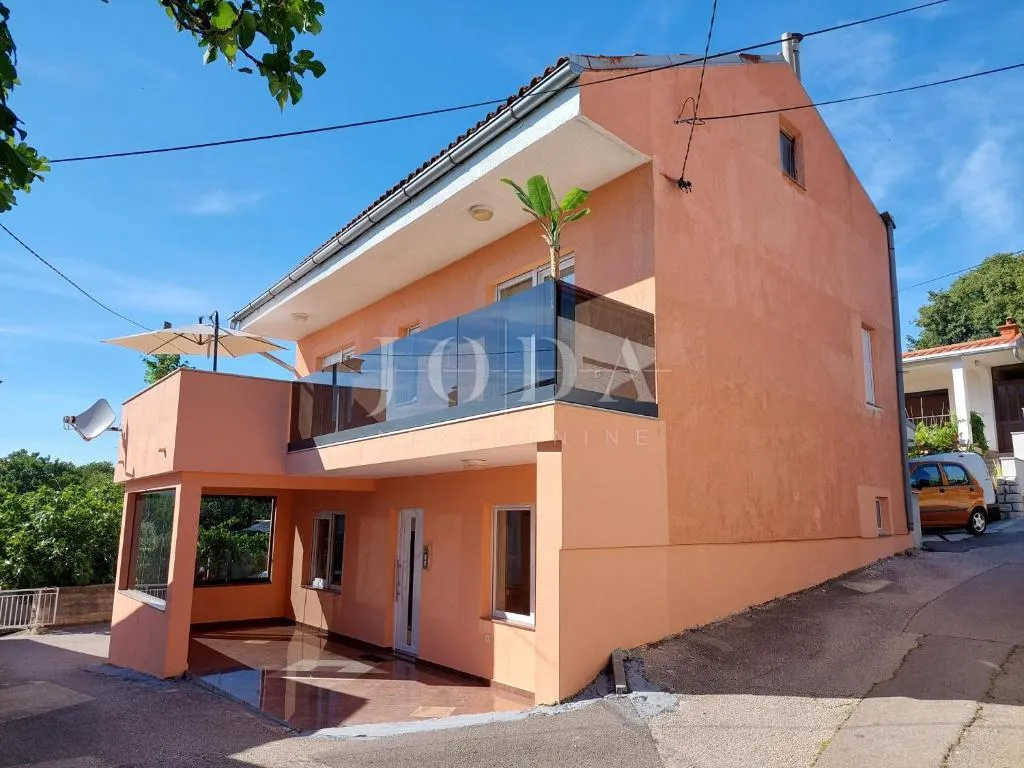 NOVI VINODOLSKI, kuća sa tri stambene jedinice