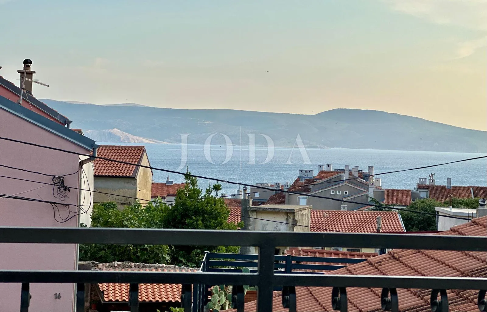 novi vinodolski, kuća sa dvorišnim objektom u blizini centra - slika 7