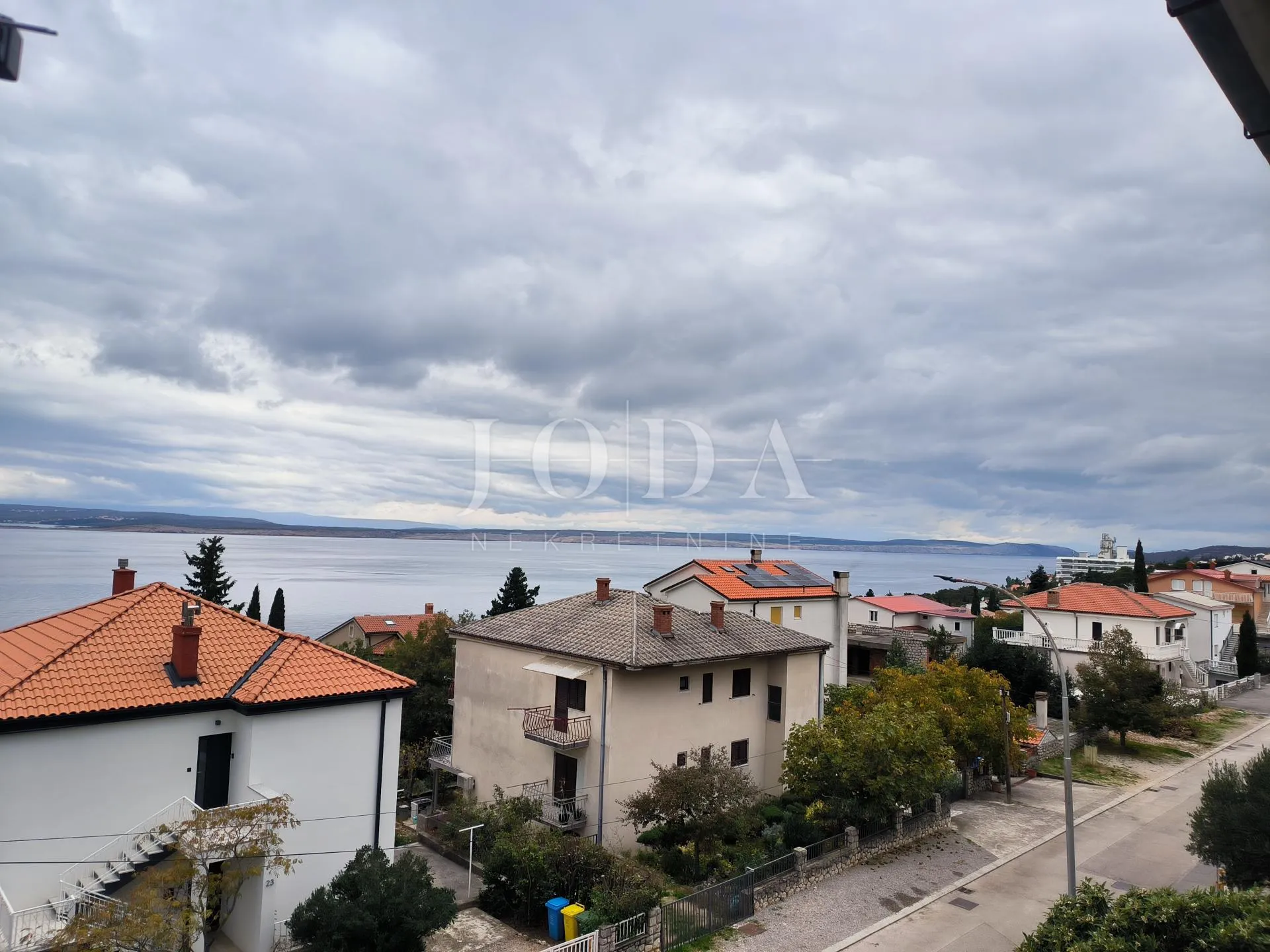 apartman blizu mora sa 2 balkona i otvorenim pogledom - slika 2
