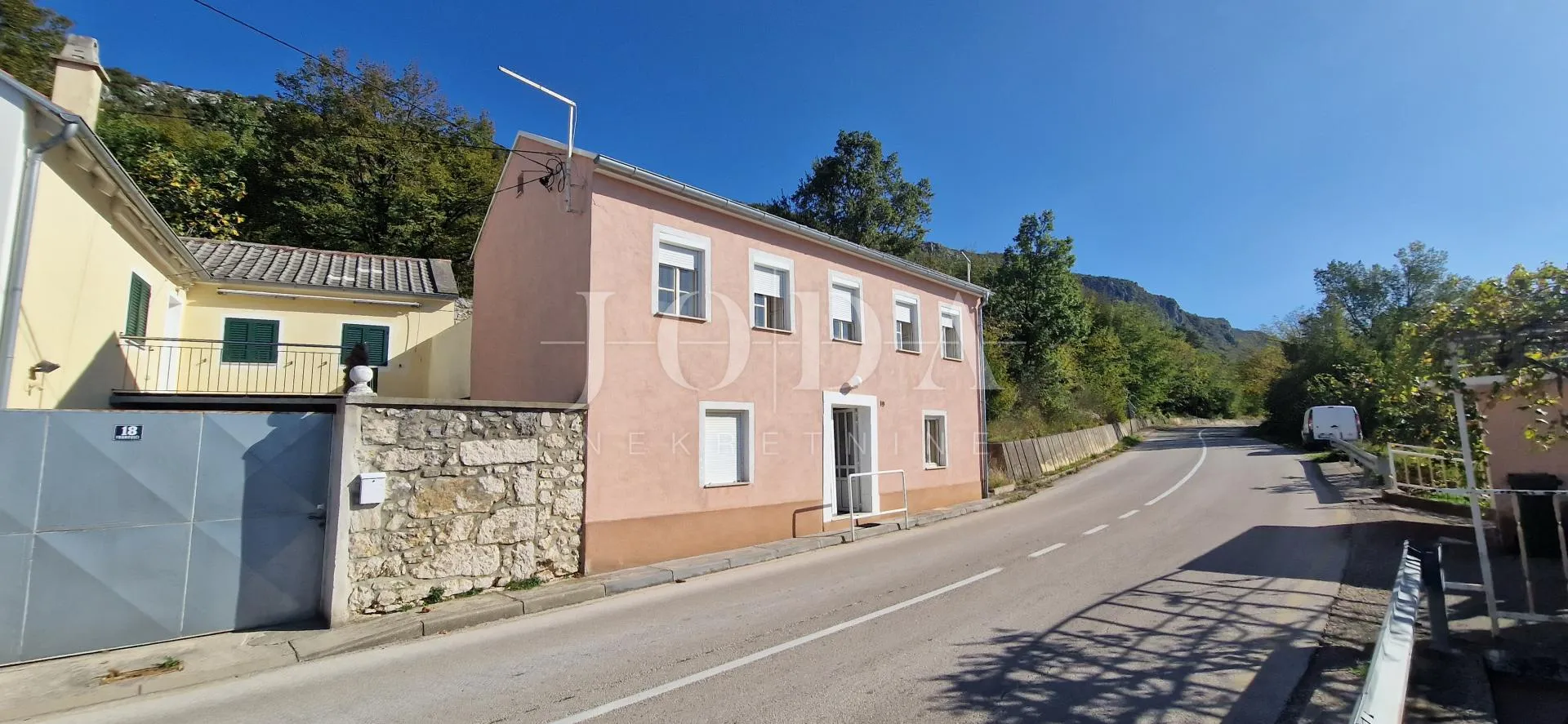 šarmantna kuća s pogledom na more u mirnom zaleđu crikvenice - slika 15