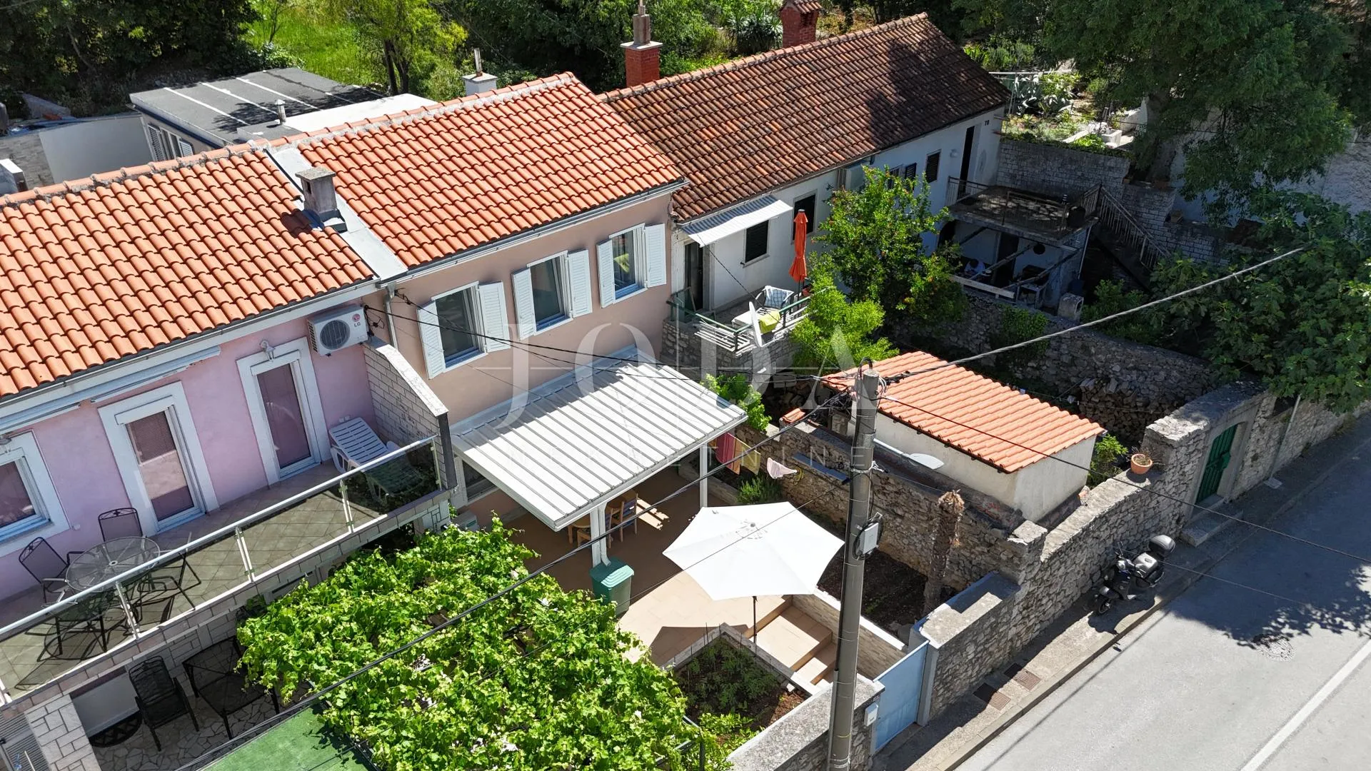 DRAMALJ – Uređena primorska kuća s privatnom okućnicom i četiri parkirna mjesta, nadomak mora - Dramalj, Crikvenica