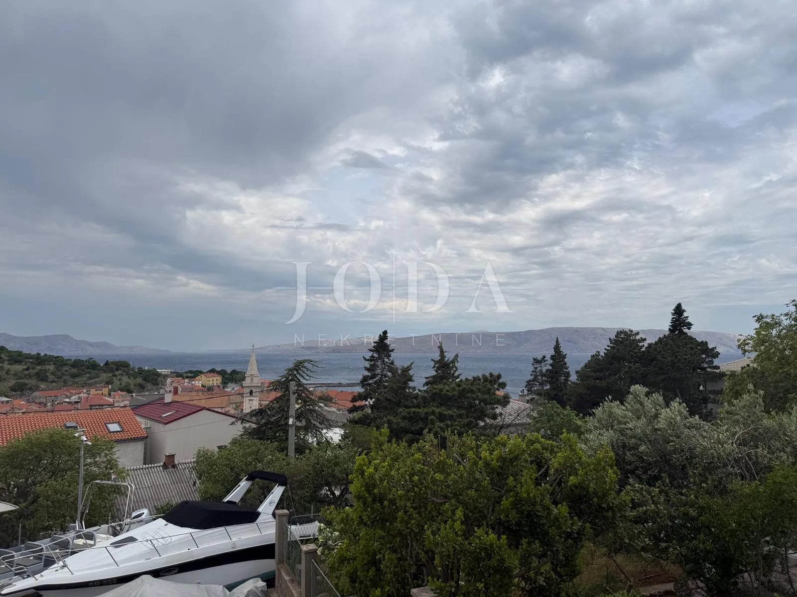 Senj, kuća u nizu s terasom i pogledom na more