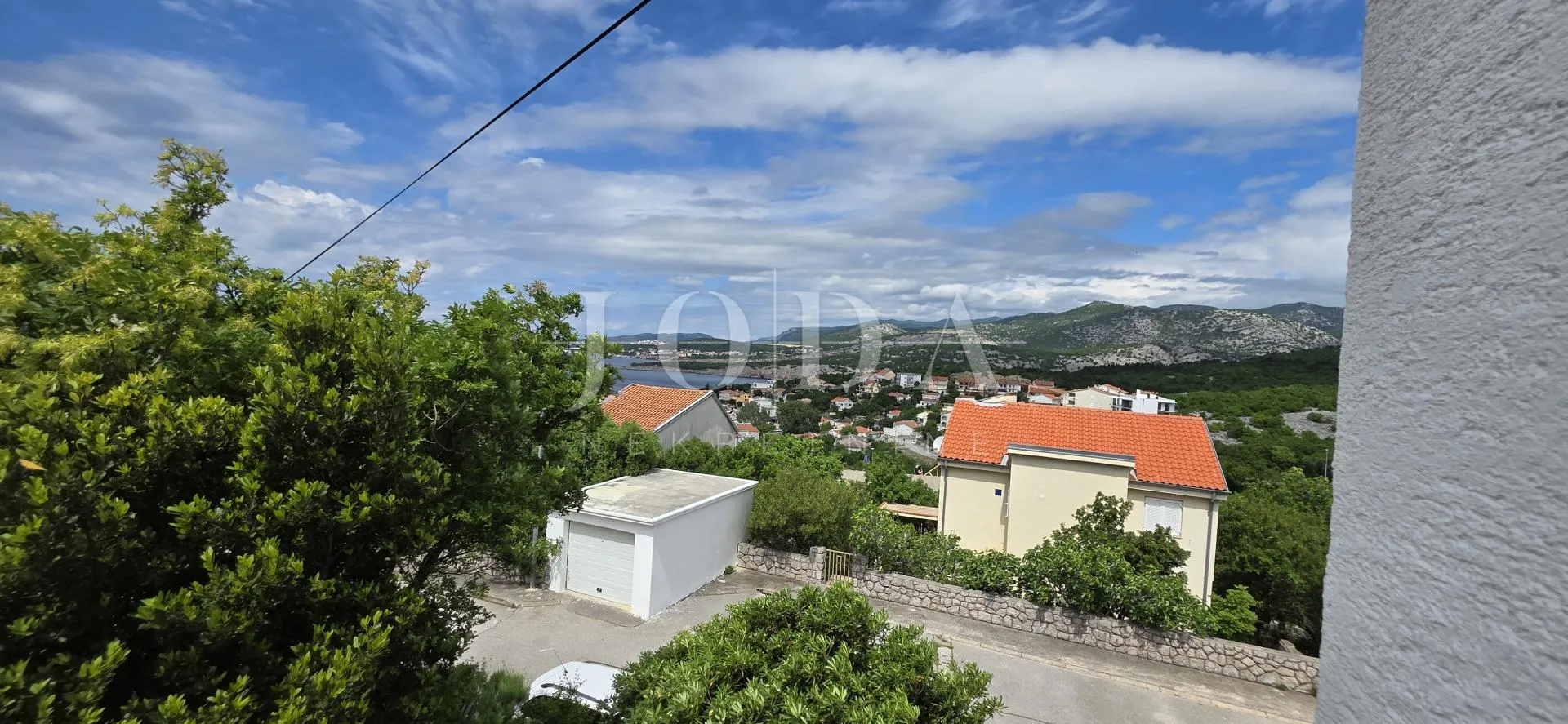 kuća s pogledom na more i dvjema garažama – klenovica - slika 13